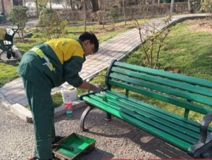 طراوت‌بخشی به بوستان ملت با اجرای عملیات رنگ‌آمیزی المان‌ها