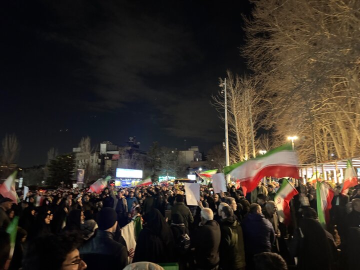 برپایی استیج فرهنگی و تجمع مردمی در پی شهادت رهبر معظم انقلاب اسلامی ایران