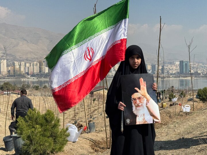 تهرانی‌ها به یاد رهبر شهیدشان در چیتگر درخت کاشتند