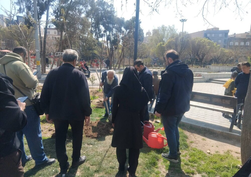 توزیع و کاشت هزار نهال در فلکه دوم نیروی هوایی منطقه ۱۳ به یاد امام شهیدان&nbsp;