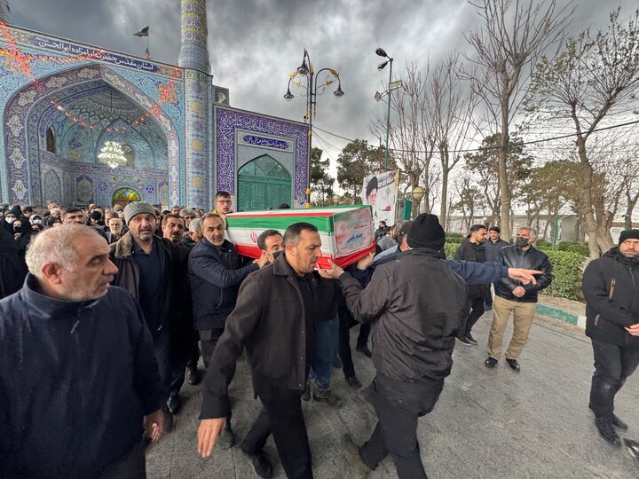 پیکر شهید حمید نقیبی بر دستان مردم‌ ولایتمدار تهران تشییع و به خاک سپرده شد