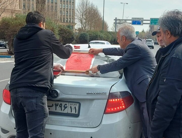 خودرونویسی و نگارش تمثال رهبر شهید امت با شابلون در منطقه ۲۲
