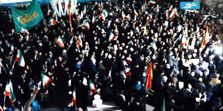 پای پرچم ایران مانده‌ایم