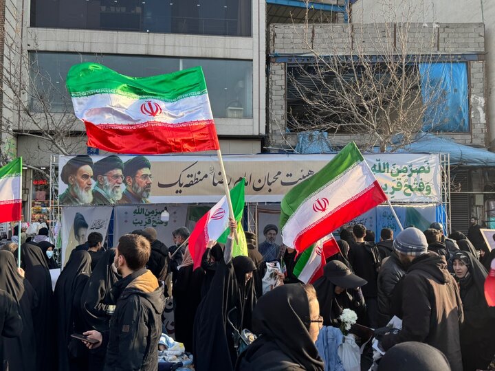 برپایی موکب خادم الرضا (ع) منطقه یک در میدان انقلاب  