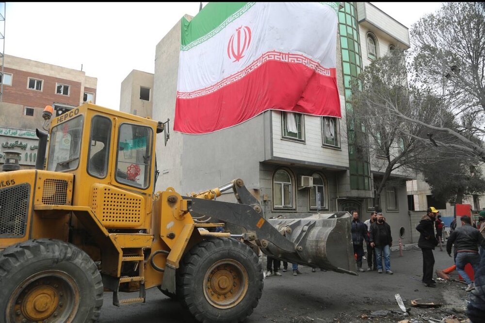 نصب پرچم ایران بر کلانتری ۱۱۱ هفتچنار و ساختمانهای همجوار