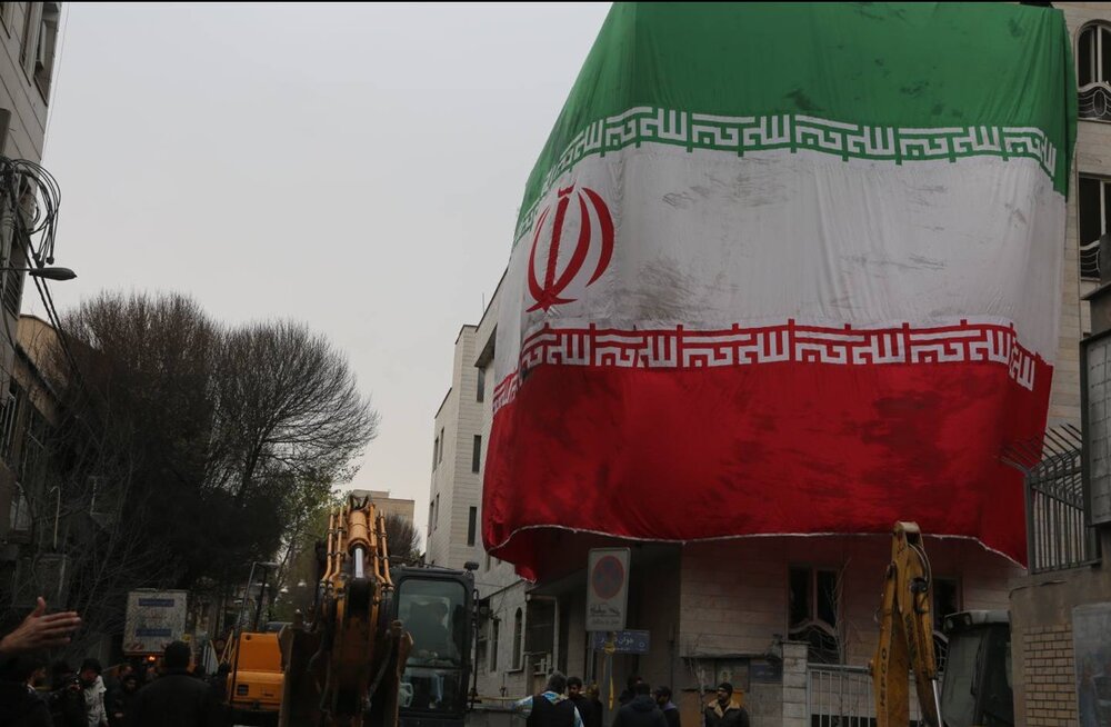 نصب پرچم ایران بر کلانتری ۱۱۱ هفت‌چنار و ساختمان‌های همجوار