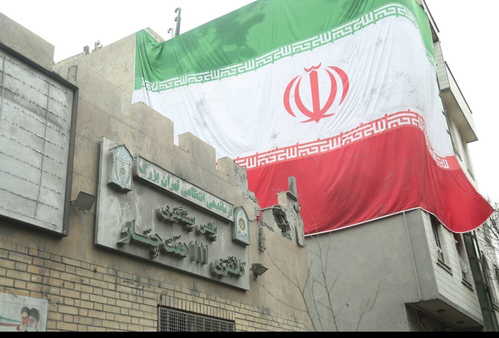 نصب پرچم ایران بر کلانتری ۱۱۱ هفت‌چنار و ساختمان‌های همجوار