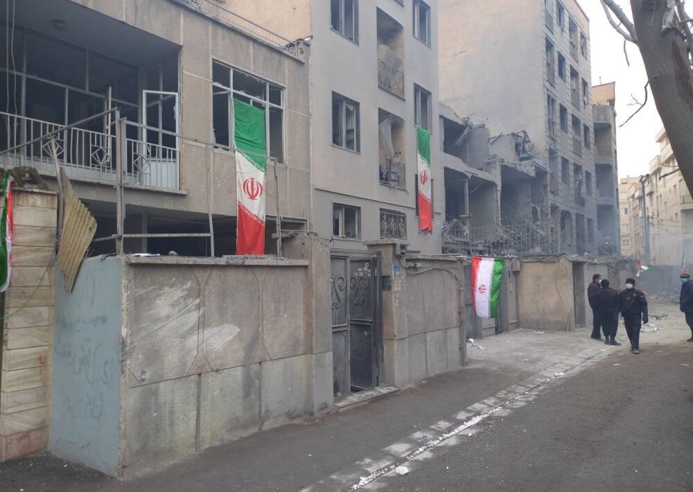 نصب پرچم ایران بر کلانتری ۱۱۱ هفت‌چنار و ساختمان‌های همجوار