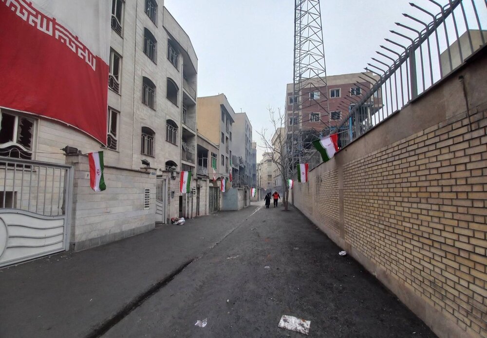 نصب پرچم ایران بر کلانتری ۱۱۱ هفت‌چنار و ساختمان‌های همجوار