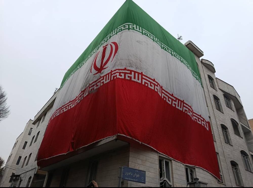 نصب پرچم ایران بر کلانتری ۱۱۱ هفتچنار و ساختمانهای همجوار