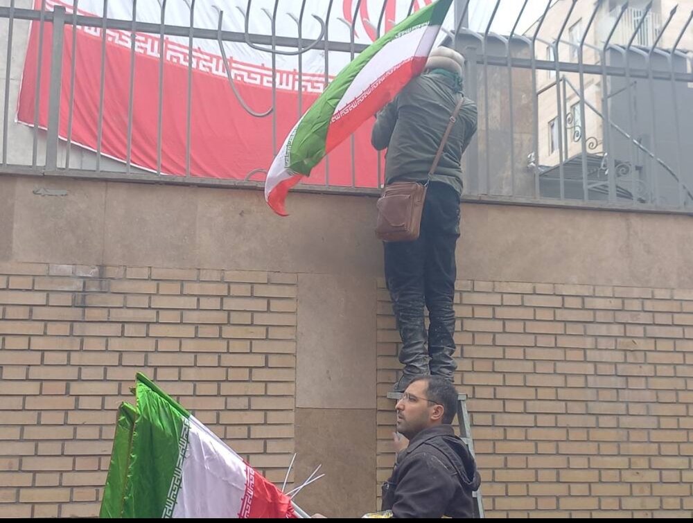 نصب پرچم ایران بر کلانتری ۱۱۱ هفت‌چنار و ساختمان‌های همجوار