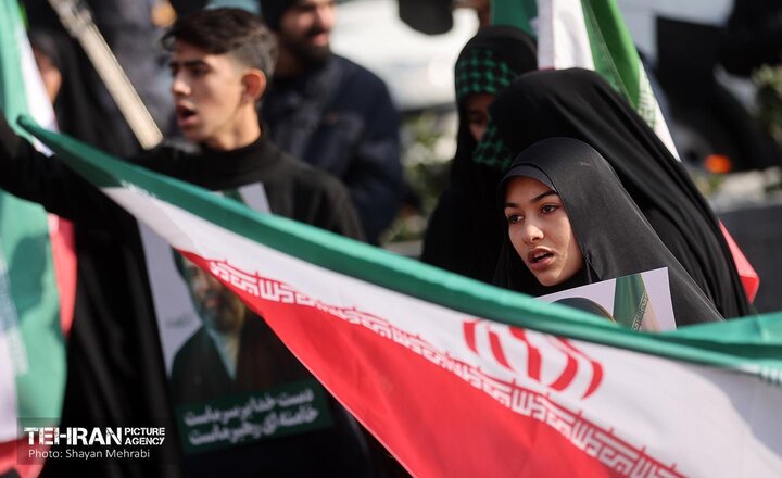 پرچم‌گردانی جوانان در میدان انقلاب