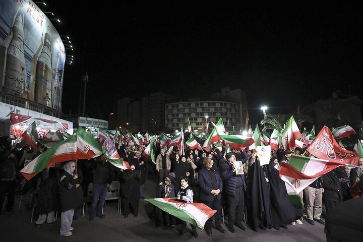 آتش‌بازی "ضد استکبار" در اجتماع مردمی میدان ولیعصر تهران: اتحاد و خشم در پاسخ به دشمن