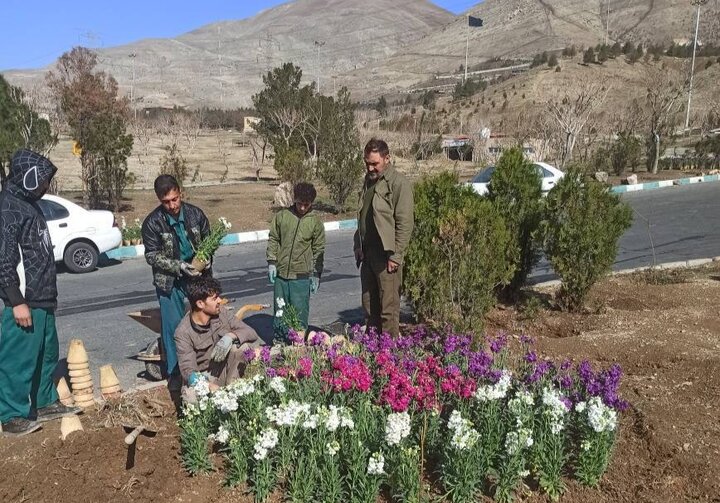 اجرای گل‌کاری در بوستان آبشار تهران همزمان با آغاز فصل بهار