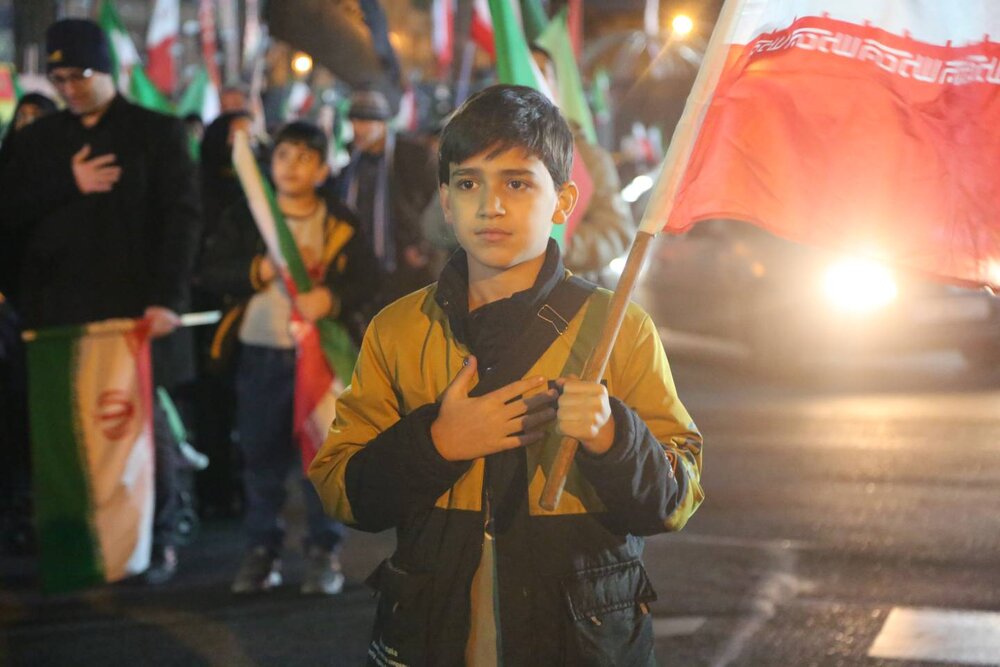 وداع باشکوه با شهدای ناوشکن دنا در منطقه ۱۰ با نوای سعید حدادیان