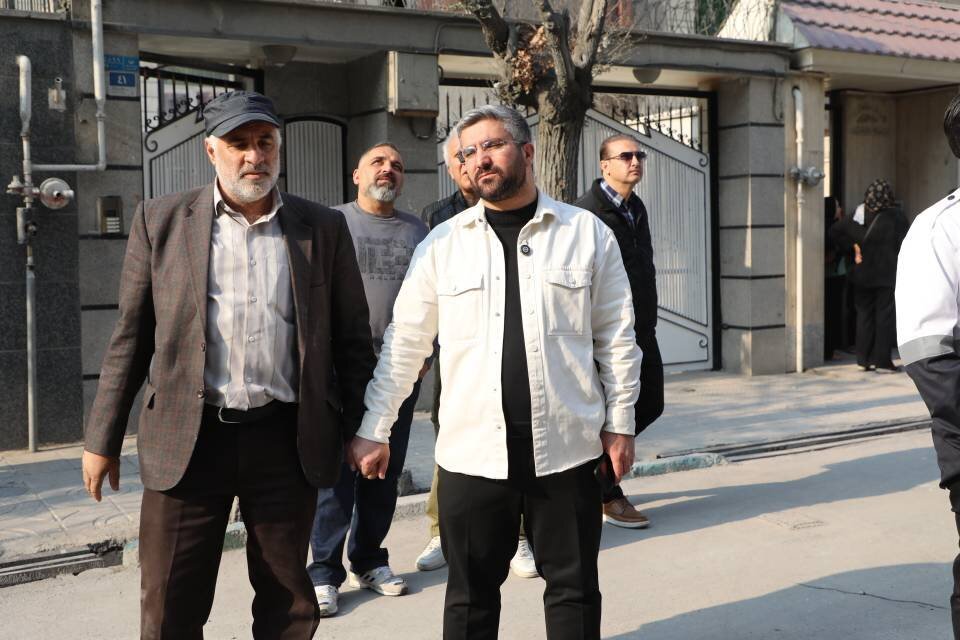 بازسازی شیشههای ساختمانها و منازل مسکونی آسیب دیده در منطقه ۱۳