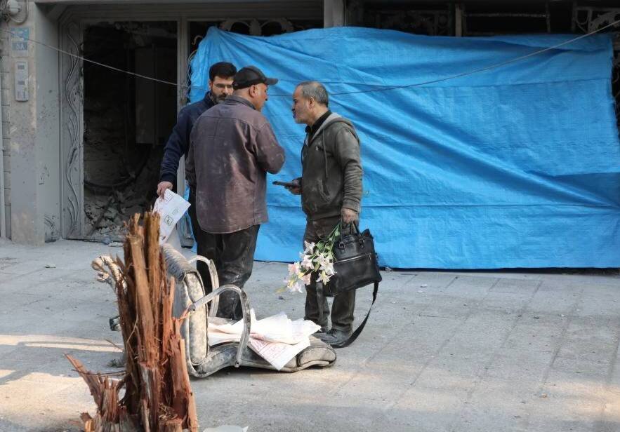 بازسازی شیشه‌های ساختمان‌ها و منازل مسکونی آسیب‌ دیده در منطقه ۱۳