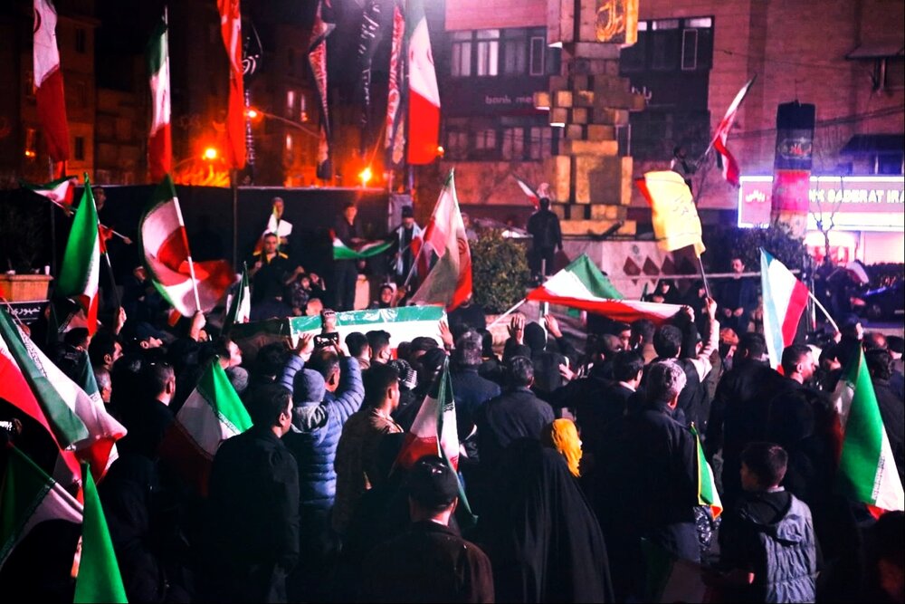 تشییع باشکوه شهید بسیجی محمدمهدی وصالی در میدان جمهوری اسلامی با حضور پرشور مردم منطقه ۱۰