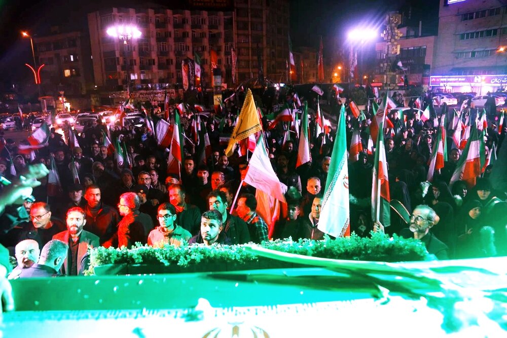 تشییع باشکوه شهید بسیجی محمدمهدی وصالی در میدان جمهوری اسلامی با حضور پرشور مردم منطقه ۱۰