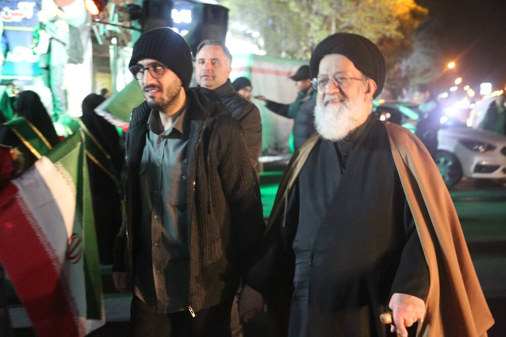 تشییع باشکوه شهید بسیجی محمدمهدی وصالی در میدان جمهوری اسلامی با حضور پرشور مردم منطقه ۱۰