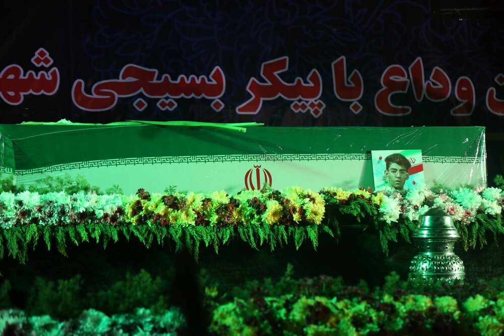 تشییع باشکوه شهید بسیجی محمدمهدی وصالی در میدان جمهوری اسلامی با حضور پرشور مردم منطقه ۱۰