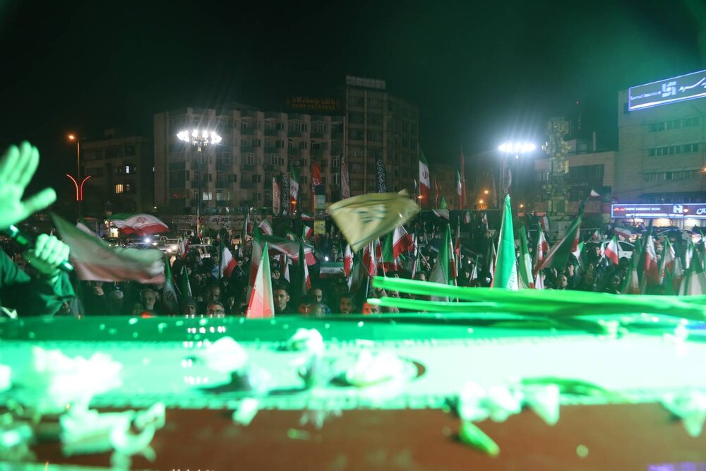 تشییع باشکوه شهید بسیجی محمدمهدی وصالی در میدان جمهوری اسلامی با حضور پرشور مردم منطقه ۱۰