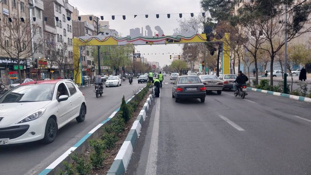 رنگآمیزی ۳۰ هزار متر طول جدول در خیابان پیروزی/ پاکسازی غبار بهجا مانده از جنگرمضان