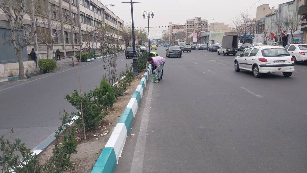 رنگ‌آمیزی ۳۰ هزار متر طول جدول در خیابان پیروزی/ پاکسازی غبار به‌جا مانده از جنگ‌رمضان