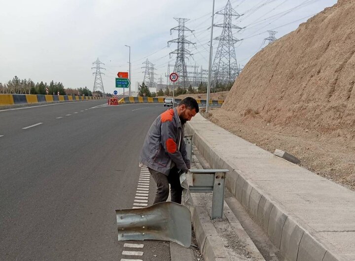 نصب ۷۰ کیلومتر گاردریل در بزرگراه‌های منطقه ۲۲