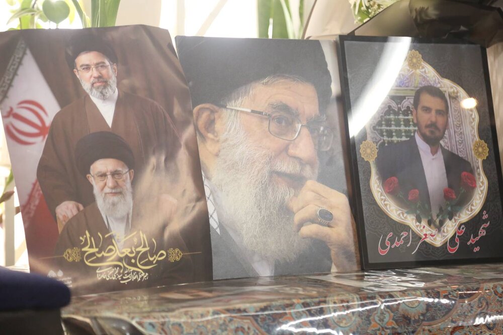 بازدید نوروزی شهردار منطقه ۱۰ با خانواده معظم شهدای اقتدار ایران
