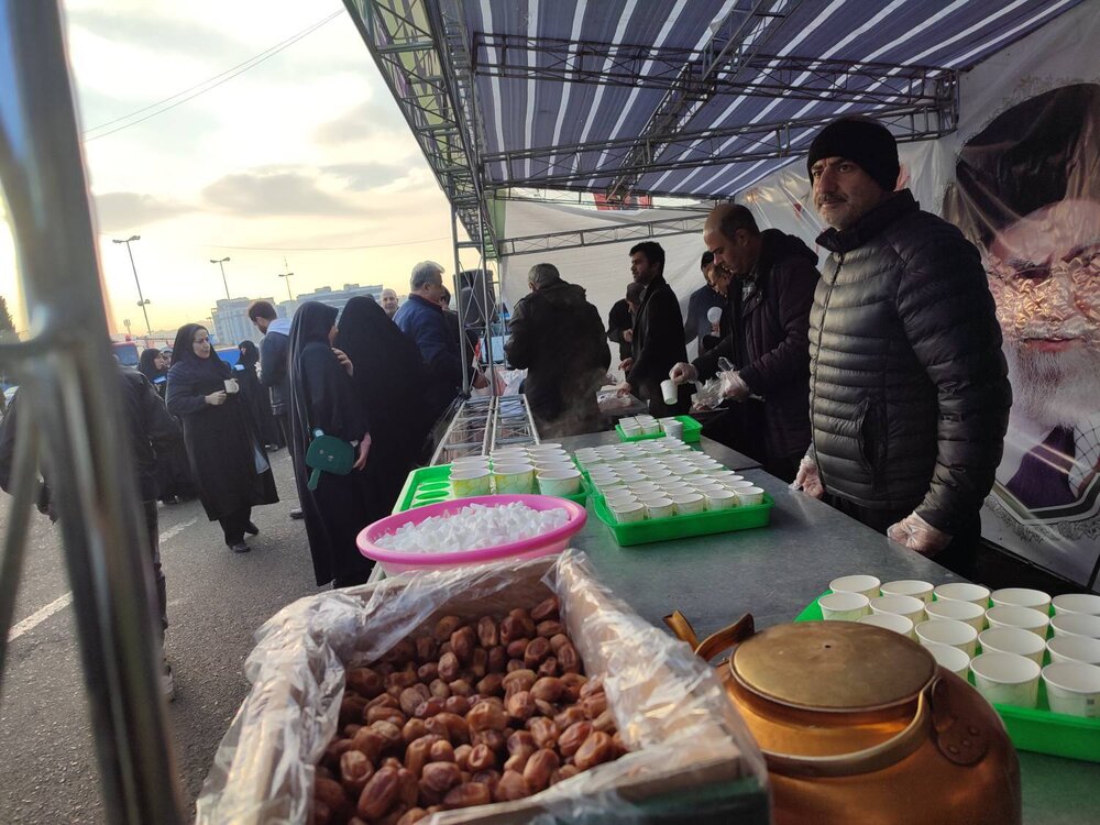 برپایی موکب پذیرایی شهرداری منطقه ۱۰ در مصلی امام خمینی(ره) همزمان با نماز عید سعید فطر