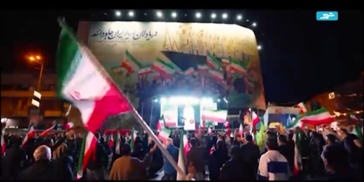 مردم در میدان انقلاب