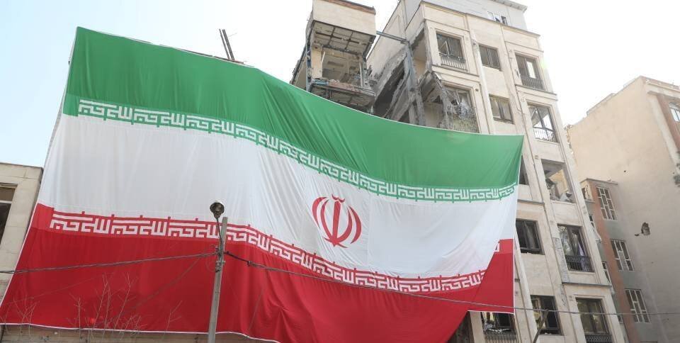 برافراشته شدن نماپرچمهای ایران در ساختمانهای آسیب دیده جنگرمضان