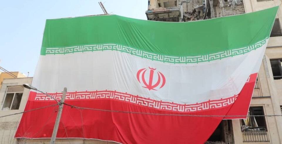 برافراشته شدن نماپرچم‌های ایران در ساختمان‌های آسیب دیده جنگ‌رمضان