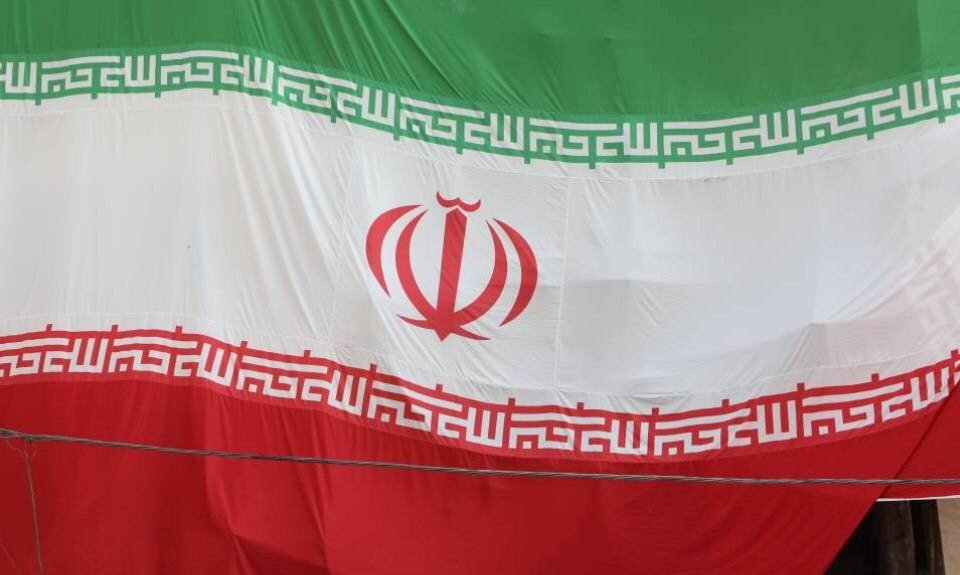 برافراشته شدن نماپرچمهای ایران در ساختمانهای آسیب دیده جنگرمضان
