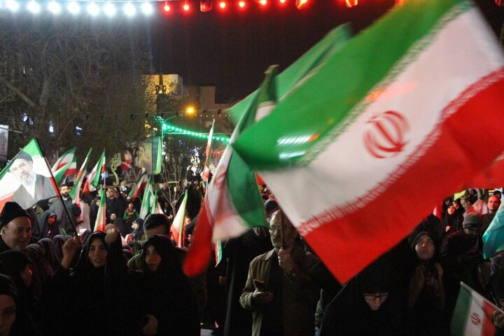 بانوی منطقه ۱۳ با اهدای طلا از رزمندگان کشور حمایت کرد