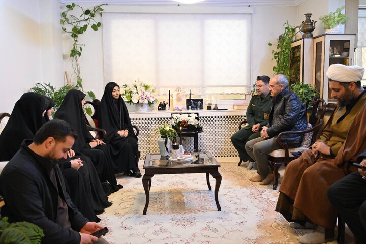 دیدار شهردار منطقه یک با خانواده شهدای جنگ رمضان