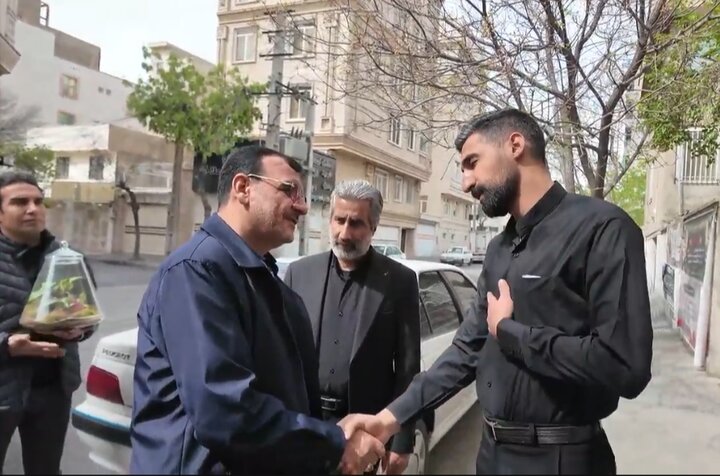 حضور معاون شهردار و سخنگوی شهرداری تهران در منزل شهید عباسی