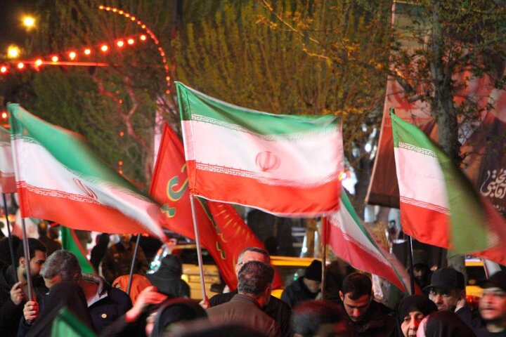 حضور پرشور شهروندان شرق تهران در چهارراه نبرد تا پیروزی ایران اسلامی ادامه دارد  