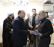 دیدار کاشانی‌پور با مادر شهیدی که پیکر فرزندش را به سختی شناسایی کرد