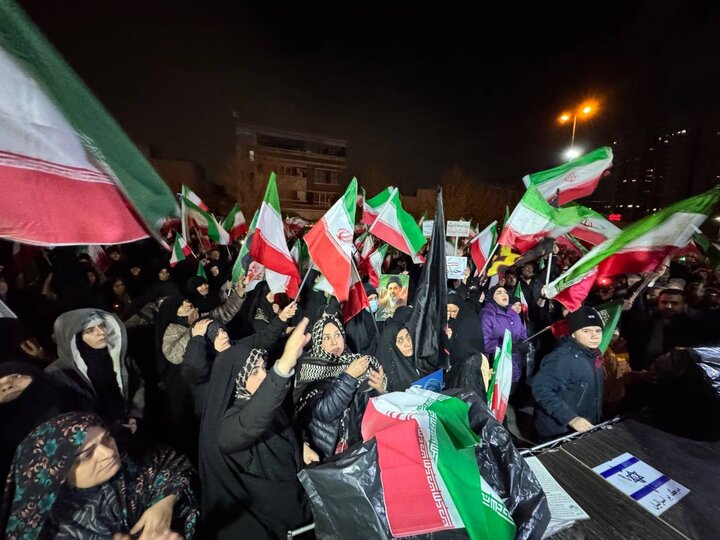 مردم در میدان المپیک بار دیگر با رهبر معظم انقلاب و نیروهای مسلح تجدید بیعت کردند
