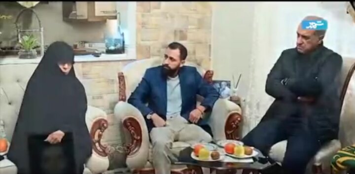 محسن افشانی به دیدار خانوده شهدا رفت