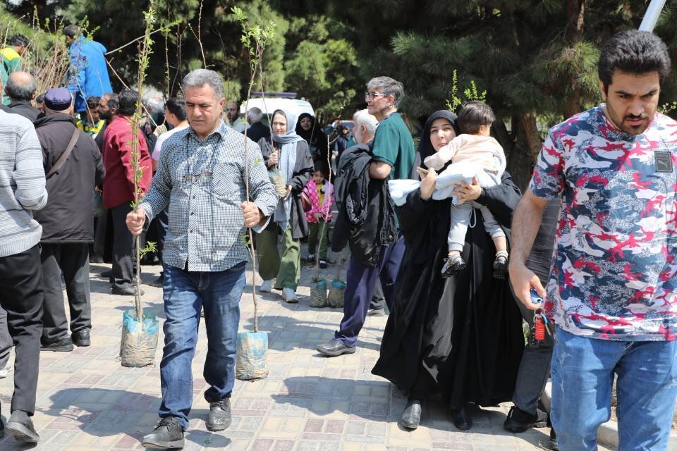 کاشت و اهدای هزار نهال مثمر به شهروندان در بوستان پیروزی منطقه ۱۳