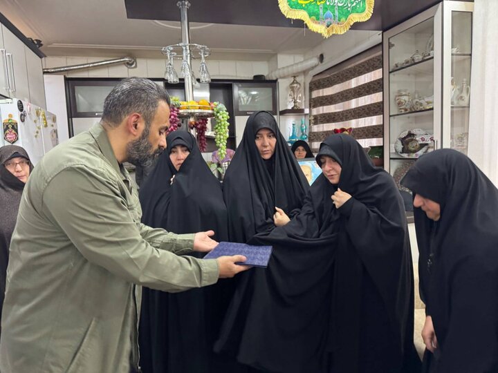 ادای احترام شهردار منطقه ۲۲ به خانواده شهید  جلال اموری چافی