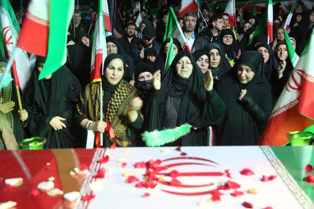 تجمع شب سی‌وچهارم در میدان جمهوری اسلامی