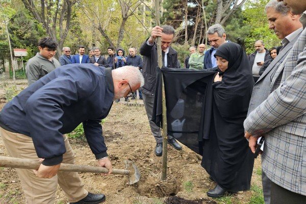 برگزاری مراسم کاشت نهال به یاد قربانیان مظلوم دبستان شجره طیبه شهرستان میناب