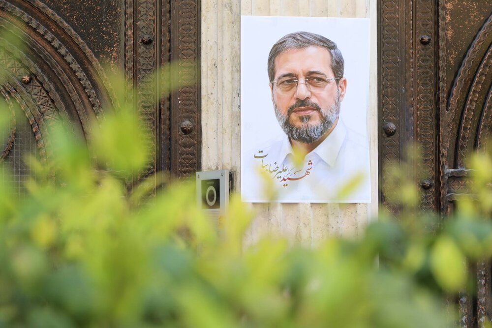 دیدار شهردار منطقه ۱۳ با خانواده شهید «علیرضا بیات» معاون شورای عالی امنیت ملی ایران