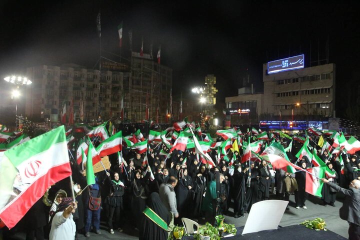 تجمع حماسی شب سی‌وهفتم در میدان جمهوری اسلامی؛ فریاد اتحاد و حمایت مردم
