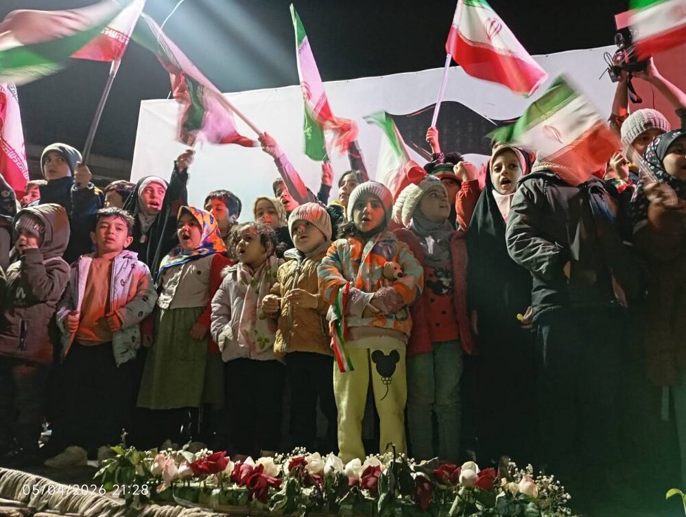 تجمع شب سیوششم در میدان جمهوری اسلامی؛ افتخار بهمن دان به ایران