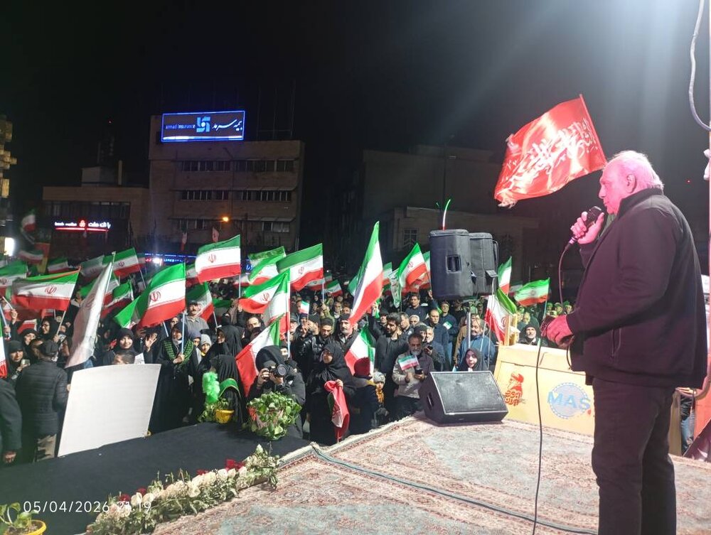 تجمع شب سی‌وششم در میدان جمهوری اسلامی؛ افتخار بهمن دان به ایران